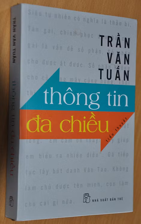 “Thông tin đa chiều” – cuốn tiểu thuyết mới nhất về nghề báo của nhà văn Trần Văn Tuấn. “Thông tin đa chiều” – cuốn tiểu thuyết mới nhất về nghề báo của nhà văn Trần Văn Tuấn.