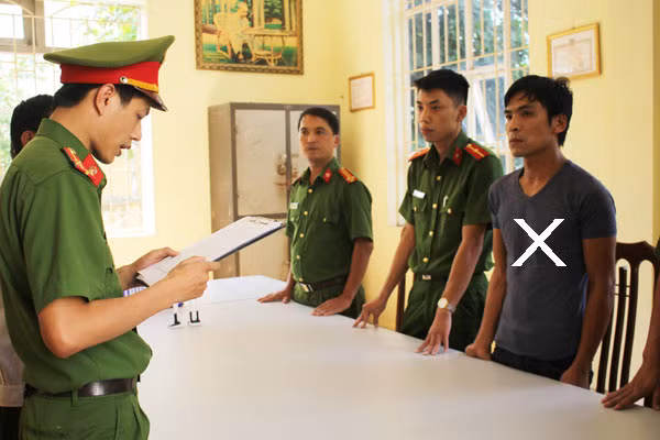 Cơ quan CSĐT đọc lệnh bắt đối tượng Bùi Mạnh Quốc (X).