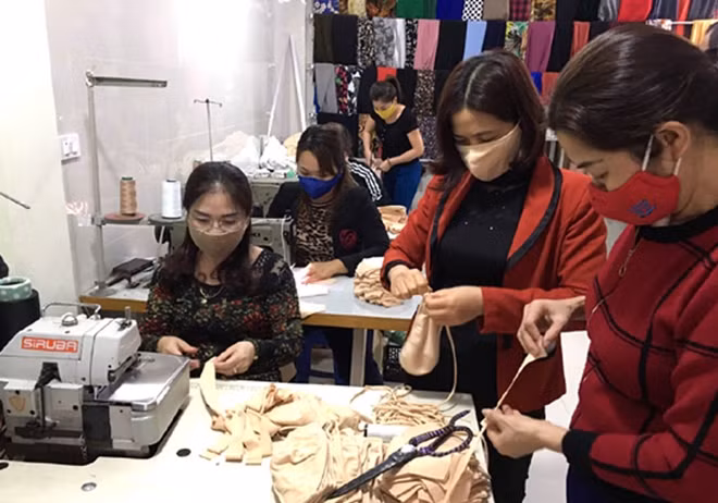 Phụ nữ quận Hà Đông may khẩu trang phát cho những gia đình chính sách trên địa bàn quận.