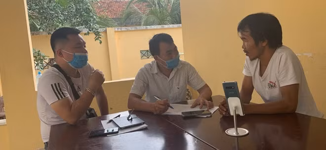 Cán bộ Phòng CSHS Công an TP Hải Phòng làm việc với Trần Văn Đạo.