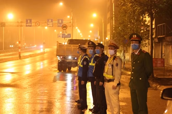 Hiện Công an TP Hà Nội triển khai 30 chốt kiểm tra tại các cửa ngõ vào thành phố.