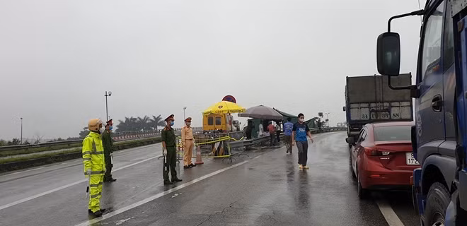 Công an Hà Nội triển khai các chốt kiểm soát người ra vào thành phố.
