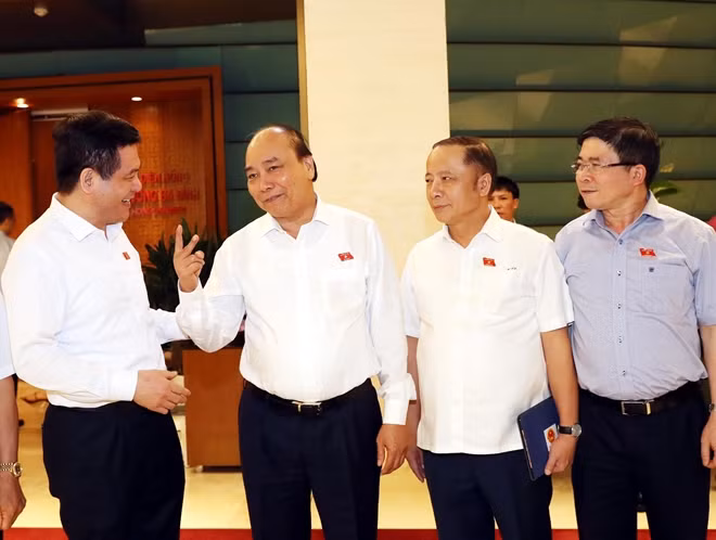 Thủ tướng Nguyễn Xuân Phúc trao đổi với các đại biểu Quốc hội. Ảnh: TTXVN