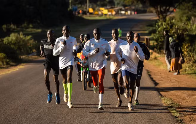 Huyền thoại Kipchoge cùng những chàng trai trẻ trong một buổi tập luyện. Ảnh: NN Telegraph.