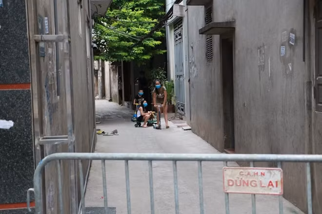 Ngách 26, ngõ 230 Mễ Trì Thượng (phường Mễ Trì, quận Nam Từ Liêm, Hà Nội) vào chiều 29/7. Đây là một trong hai địa điểm bị phong tỏa sau khi Hà Nội ghi nhận một ca nghi nhiễm COVID-19.