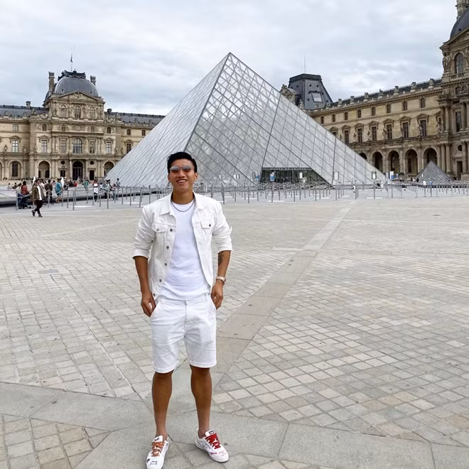 Văn Hậu đang có mặt tại Paris Pháp và sẽ bay về nước vào ngày 2/8. Ảnh: FBNV