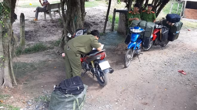Thu giữ thuốc lá lậu trên tuyến biên giới.