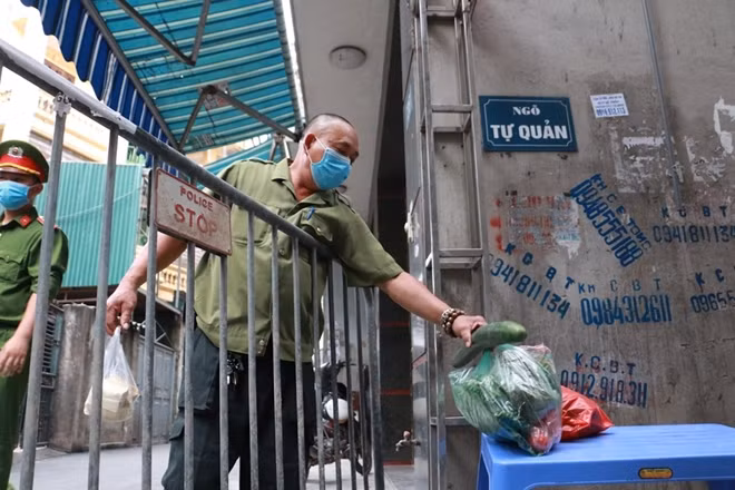 Một số hộ dân tại đây đã nhờ người quen bên ngoài mua giúp thực phẩm.