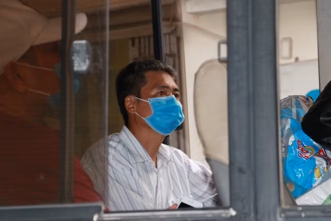 Những người dân trong diện đi cách ly tập trung được vận chuyển trên hai xe ô tô. Ngoài ra các cán bộ y tế cũng khuyến cáo người dân nên sử dụng khẩu trang trong suốt quá trình di chuyển.
