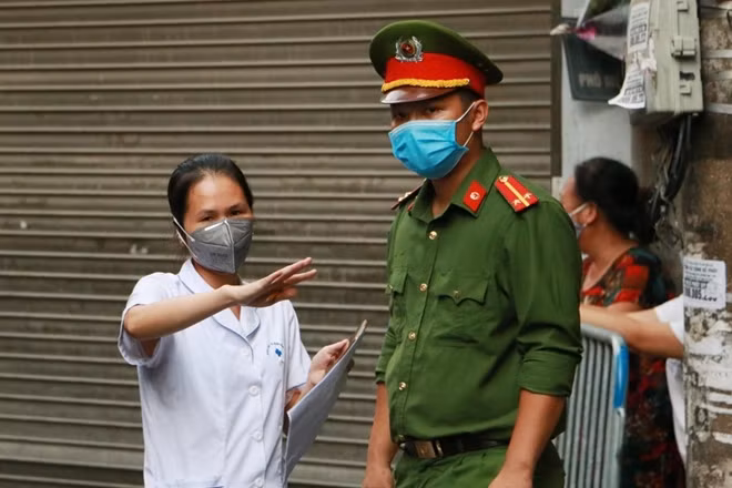 Cán bộ Công an và nhân viên y tế Hà Nội đã túc trực liên tục tại đây kể từ lúc bắt đầu phong tỏa.