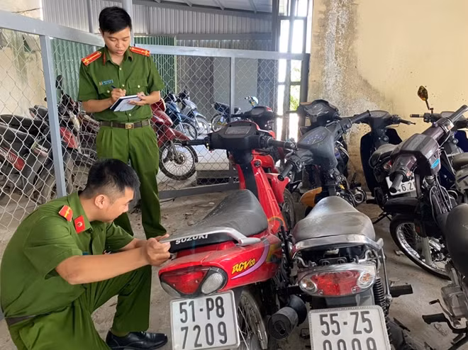 Kiểm tra, thu giữ xe môtô mà các đối tượng trộm cắp chuẩn bị đưa sang Campuchia tiêu thụ.