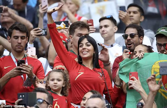 Cô gái 24 tuổi nổi bật giữa đám đông. Cô và Ronaldo công khai quan hệ năm 2016. Một năm sau, Georgina sinh con gái Alana Martina cho chàng cầu thủ tài hoa. Ảnh: Getty Image.