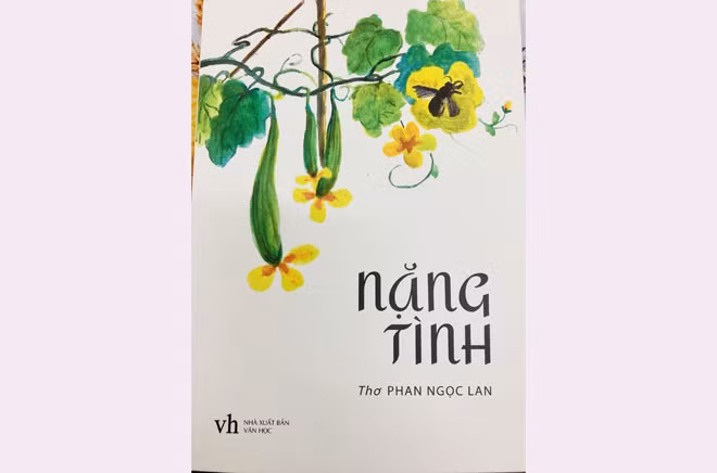 Bìa tập thơ “Nặng tình” của NSND Ngọc Lan.