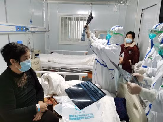 Thiếu hụt vật tư y tế và các thiết bị bảo hộ cho nhân viên y tế tạo nên nguy cơ lây nhiễm chéo. Thiếu hụt vật tư y tế và các thiết bị bảo hộ cho nhân viên y tế tạo nên nguy cơ lây nhiễm chéo.