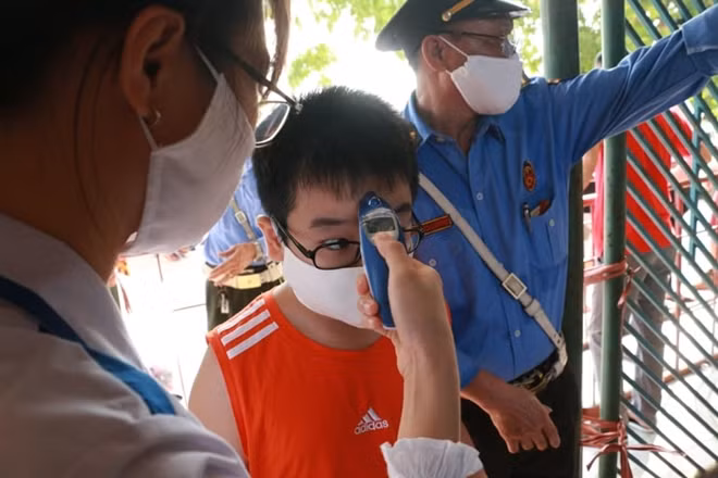 Mọi người vào sân đều phải đo thân nhiệt.