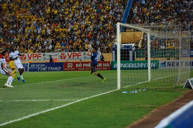 Tỷ số 1-0 được giữ cho đến hết hiệp 1.