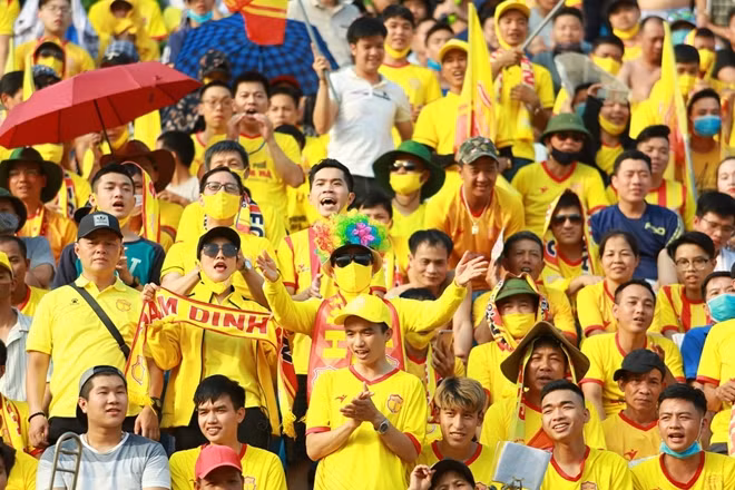 Khán đài của sân Thiên Trường, Nam Định chiều 23/5 nhiều CĐV ngồi sát cạnh nhau.