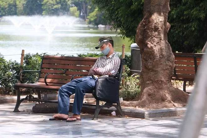 Với nhiều người lao động chỉ cần có một chỗ nghỉ tạm qua buổi trưa là đủ.