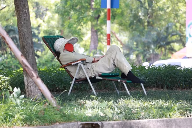 Một nữ công nhân “ngon giấc” buổi trưa trên chiếc ghế xếp.