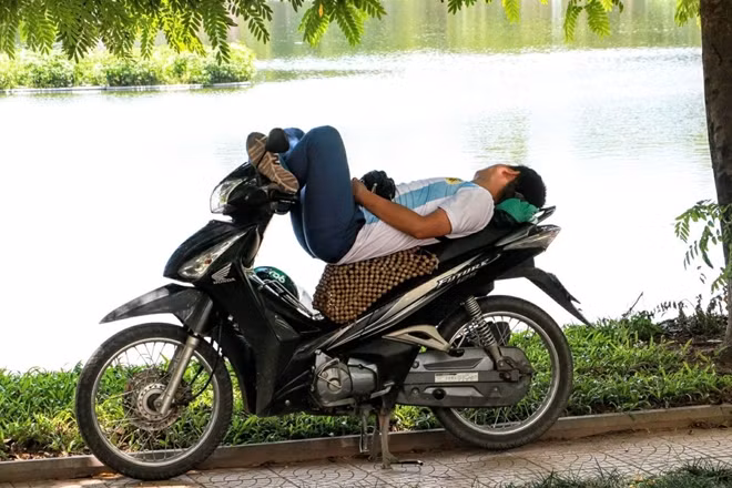 Trong khi bác xe ôm và người đạp xích lô này lại biến phương tiện kiếm sống thành gường ngủ.
