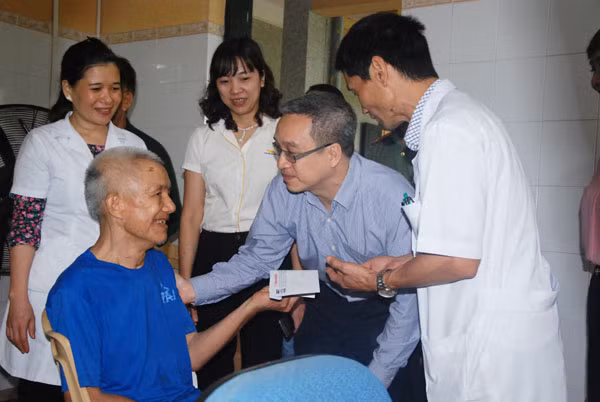 Đồng chí Phan Tâm - Thứ trưởng Bộ Thông tin và Truyền thông thăm hỏi, trao quà tới một trường hợp thương binh đang điều trị tại Trung tâm Điều dưỡng Thương binh Kim Bảng.