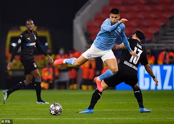 Man City bước vào màn so tài cùng M'Gladbach với một loạt sự thay đổi trong đội hình so với trận thắng Arsenal cuối tuần trước, đặc biệt là sự vắng mặt của nhạc trưởng evin De Bruyne.