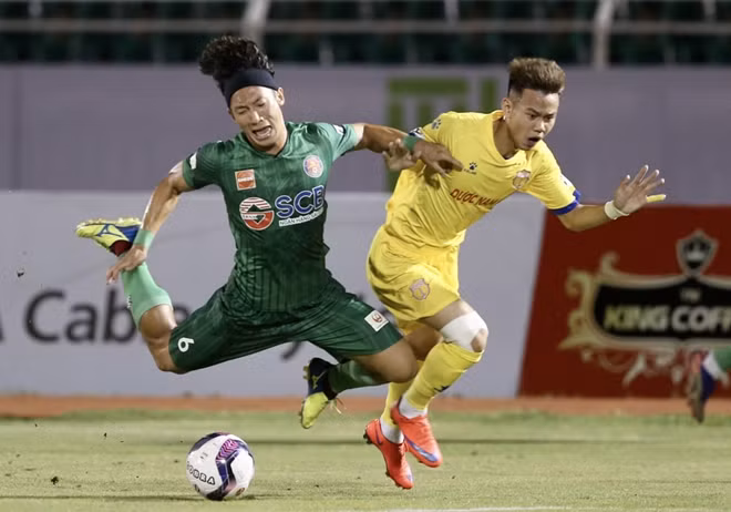 Động thái thay tướng của Sài Gòn FC diễn ra khi đội bóng có 3 thất bại liên tiếp, đỉnh điểm là trận thua 0-3 trước Nam Định trên sân Thống Nhất. Ảnh: VPF.