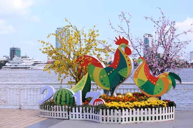 Nhiều tiểu cảnh được thành phố cho xã hội hóa, các doanh nghiệp trang trí những cụm hoa đón Tết và được lồng ghép thương hiệu.