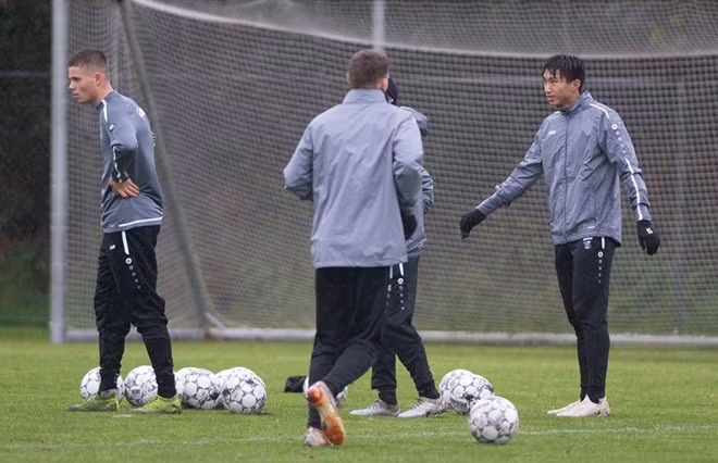 Văn Hậu đội mưa luyện tập. Ảnh: Heerenveen
