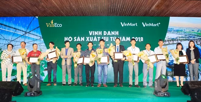 11 hộ sản xuất ưu tú liên kết với VinEco được vinh danh tại Hội nghị tổng kết năm 2018.