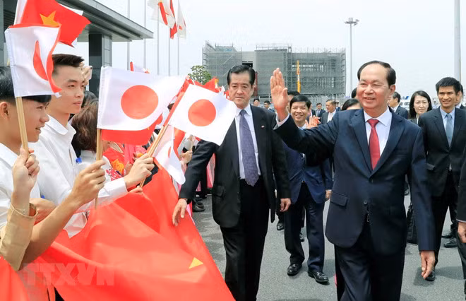 Cán bộ nhân viên Đại sứ quán Việt Nam, lưu học sinh cùng đông đảo bà con kiều bào đang học tập, sinh sống tại Nhật Bản đón Chủ tịch nước Trần Đại Quang và phu nhân tại sân bay.
