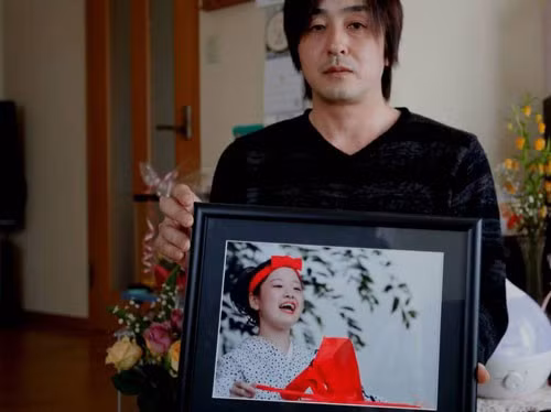 Anh Go Kasai, một người cha ở tỉnh Aomori, cũng có con gái là bé Rima Kasai tự tử vì bị bắt nạt.