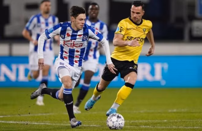 Hàng thủ của SC Heerenveen hiện chưa có một vị trí nào trống để hậu vệ Việt Nam có thể lọt vào. Ảnh: Getty.