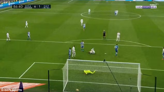 CR7 nằm sân ngay sau khi nâng tỷ số lên 6-1. Ảnh: Bein Sport.