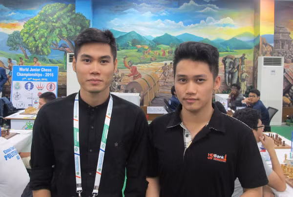 Kỳ thủ Trần Tuấn Minh (trái) và em trai Trần Minh Thắng.