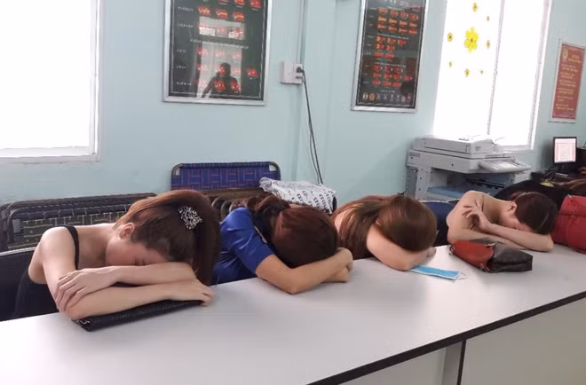Các người mẫu bán dâm bị phát hiện.