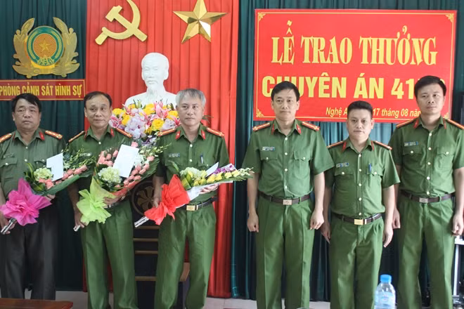 Lãnh đạo Công an tỉnh Nghệ An trao thưởng cho Ban chuyên án 417Đ