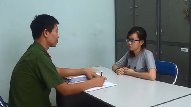 Phùng Xuân Hùng và Hoàng Thu Hà tại cơ quan Công an