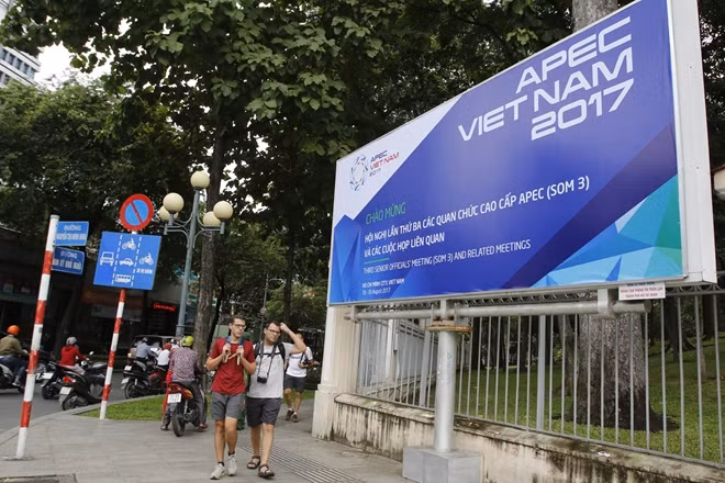Biểu ngữ chào mừng Hội nghị trên đường Nam Kỳ Khởi Nghĩa-Nguyễn Thị Minh Khai. Ảnh: TTXVN