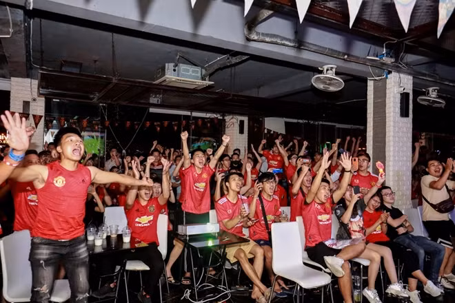 Các fan của bày Quỷ Đỏ được dịp "sung sướng" với pha lập công của Bruno Fernandes trên chấm penalty nhưng sau đó thì gió đã đổi chiều...