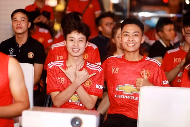 Ở cách nước Anh gần nửa vòng trái đất, có hàng trăm CĐV Việt Nam đã dành trọn một đêm cho tình yêu với màu áo đỏ thành Manchester.