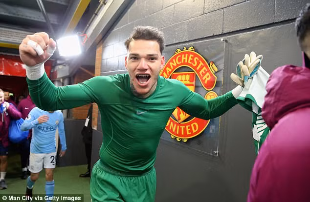 Cả Ederson và Nicolas Otamendi đều cố "tạo dáng" trước ống kính bên cạnh logo của Man Utd.