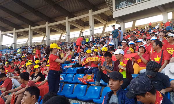 Khoảng vài trăm CĐV Việt Nam, gồm số từ nhà sang và kiều bào làm việc tại Myanmar, có mặt tại sân Thawunna để xem trận đấu. Ảnh: VNE. Khoảng vài trăm CĐV Việt Nam, gồm số từ nhà sang và kiều bào làm việc tại Myanmar, có mặt tại sân Thawunna để xem trận đấu. Ảnh: VNE.