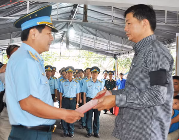 Trung tướng Lê Huy Vịnh trao quyết định của Bộ trưởng Bộ Quốc phòng truy phong cấp bậc Thiếu úy cho thân nhân học viên phi công Phạm Đức Trung.