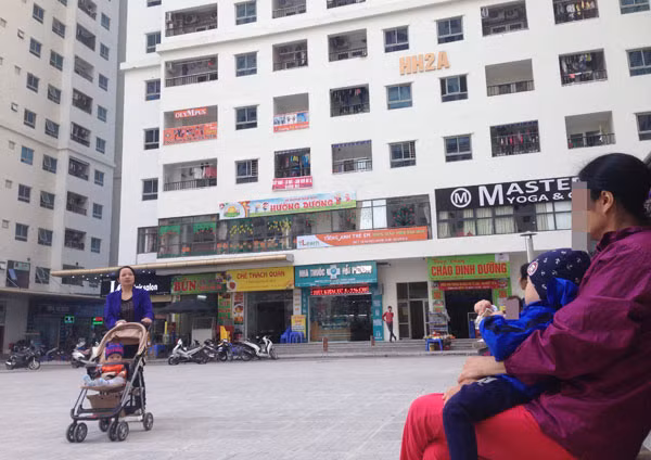 Nhiều chung cư mới mọc lên, hàng quán đã lấn chiếm không gian chung.