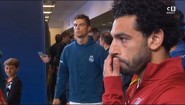 Ánh mắt đáng sợ của Ronaldo khi nhìn thấy cầu thủ người Ai Cập. Ảnh: C8