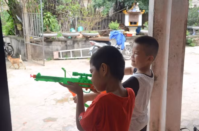 Hai đứa trẻ ngày gặp mặt.