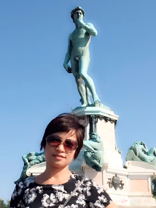 Nhà báo Nguyễn Phương Liên bên tượng David trên đồi Michelangelo trong chuyến thăm Italia.