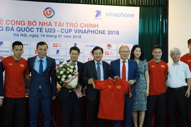 HLV Pak Hang-seo trao áo đấu của đội tuyển U23 cho đại diện VNPT.