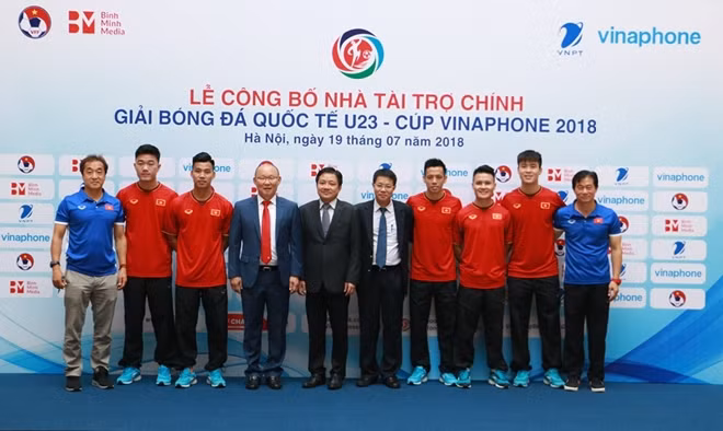 Thày trò Park Hang-seo chụp ảnh với Phó Chủ tịch VNPT Huỳnh Quang Liêm tại buổi lễ công bố nhà tài trợ chính cho Cup tứ hùng Vinaphone 2018.